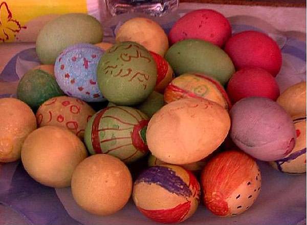 The colors of the eggs, including red, blue, green and yellow, represent the rainbow created by Tawûsê Melek when he descended at Lalish on Charshema Sor to bless the earth with fertility and annual renewal.